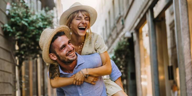 Unieke Dates in Amsterdam-Noord: Een vrolijk koppel op date - RonReizen