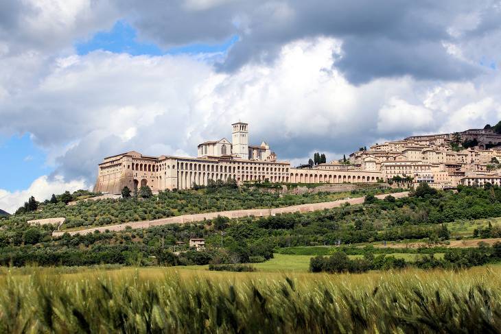 Zicht op de stadsmuren van Assisi in Umbrie Italie