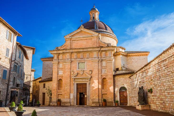 De Chieas Nuova in Assisi. Deze kerk is gebouwd op de plaats waar het geboortehuis van Franciscus van Assisi zou hebben gestaan.