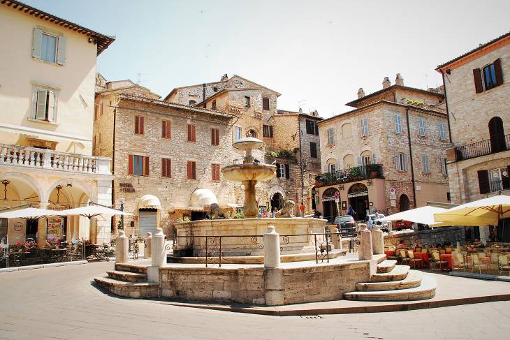 De leeuwenfontein op het Piazza del Comune in Assisi Italië