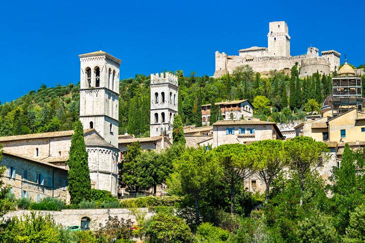 Zicht op Assisi met daarboven kasteel Rocco Maggiore