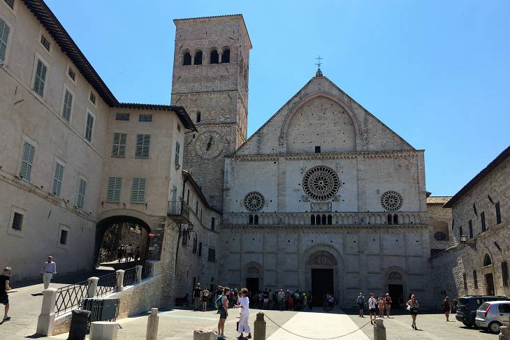 Exterieur van de Sint Rufino kathedraal in het centrum van Assisi in Umbrië Italië