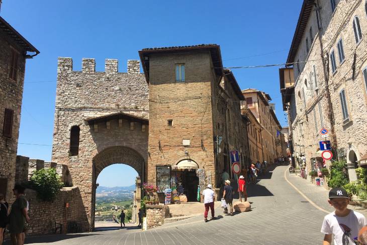 Straatje met stadspoort in Assisi Umbrië Italië