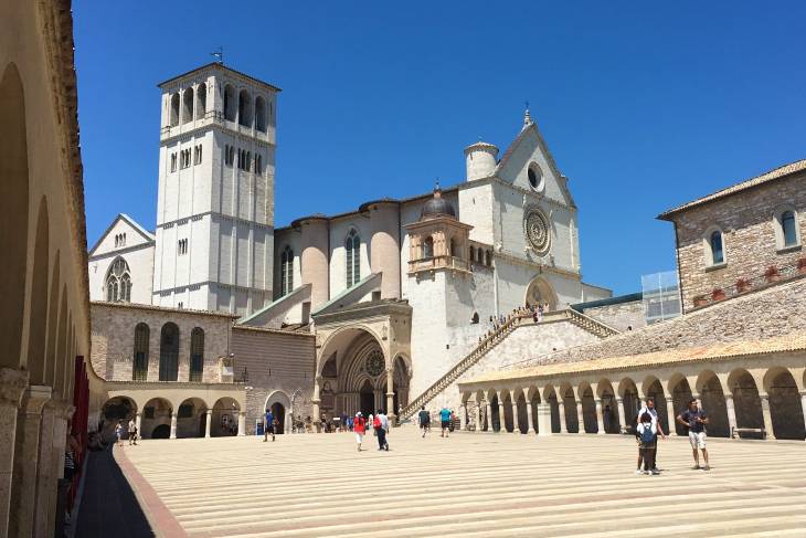 Het plein met op achtergrond de voorgevel van de Sint Franciscus basiliek in Assisi Umbrië Italië