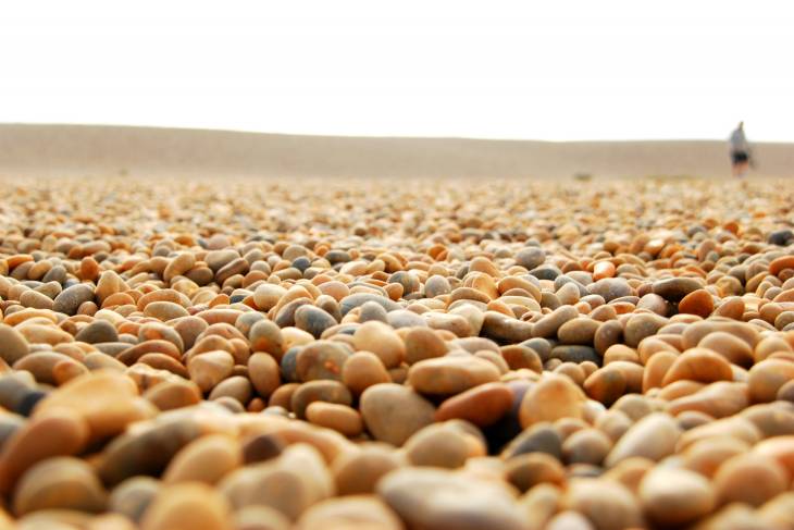 Echte bezienswaardigheid in Zuid Engeland, het beroemde strand met stenen; Chesil Beach. RonReizen