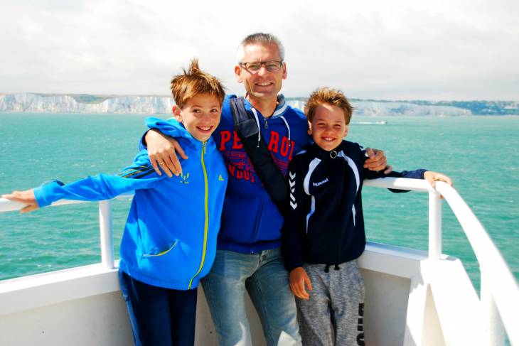 Engeland, here we come. De kliffen van Dover gezien vanaf de ferry. De vakantie kan beginnen. RonReizen