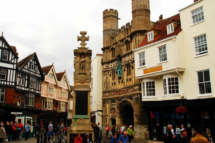 Plein in Canterburry met ingang van de kathedraal van Canterburry in Zuid Engeland.RonReizen