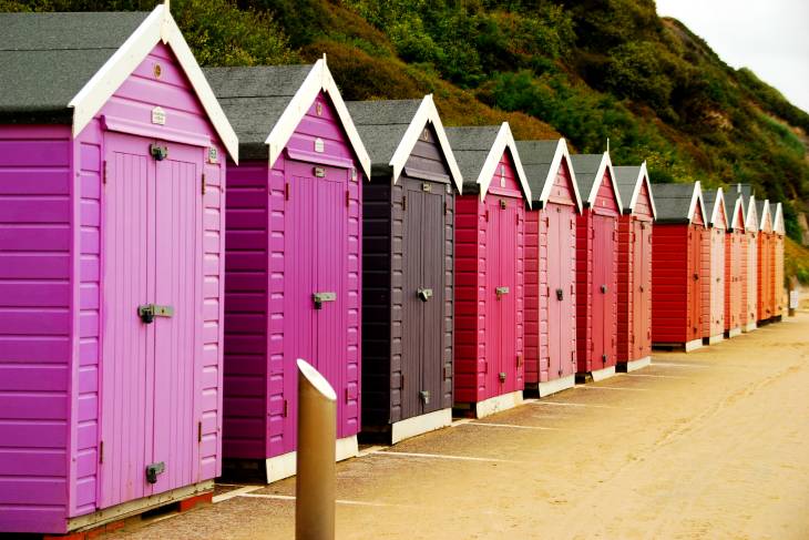 De Engelse zuidkust is opgesierd met vrolijk gekleurde strandhuisjes. RonReizen