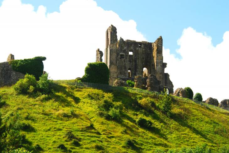 Corf Castle is ruine kasteel op groene heuvel in Zuid Engeland. RonReizen