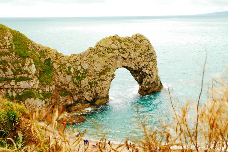 Durdle Door in Zuid Engeland. Een natuurlijk gat in een klif dat de zee. RonReizen