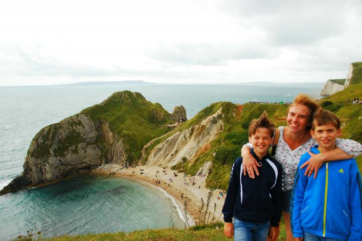 Familieportet tijdens wandeltocht langs de Engelse kust. RonReizen