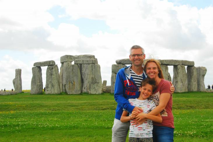 Familieportret voor Stonehenge. Een must see in Engeland; Stonehenge. RonReizen