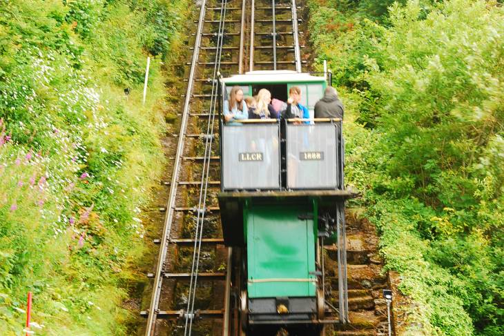De duurzame lift op waterkracht gaat vanaf Lynmouth steil omhoog naar Lynton. RonReizen