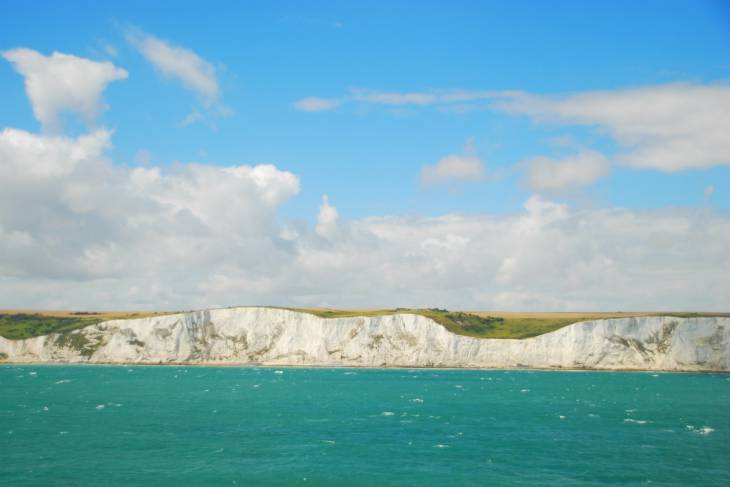 De White Cliffs van Dover zijn letterlijk het landmark van de Engelse Zuidkust. Witte kliffen gezien van zee.RonReizen