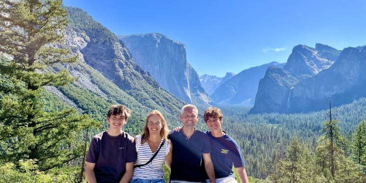 Tunnel View in Yosemite. Links El Capitan, midden Half Dome.