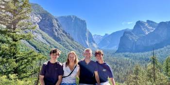 Tunnel View in Yosemite. Links El Capitan, midden Half Dome.