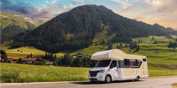 Camper onderweg op vakantie