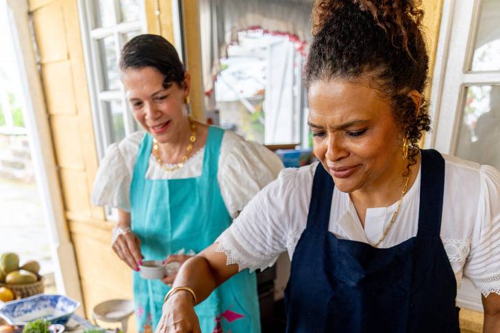 Two Sisters koken in restaurant Rockhouse in Negril