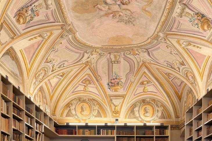 Historische boekencollectie en prachtige fresco’s op het plafond van Palazzo Sorbella