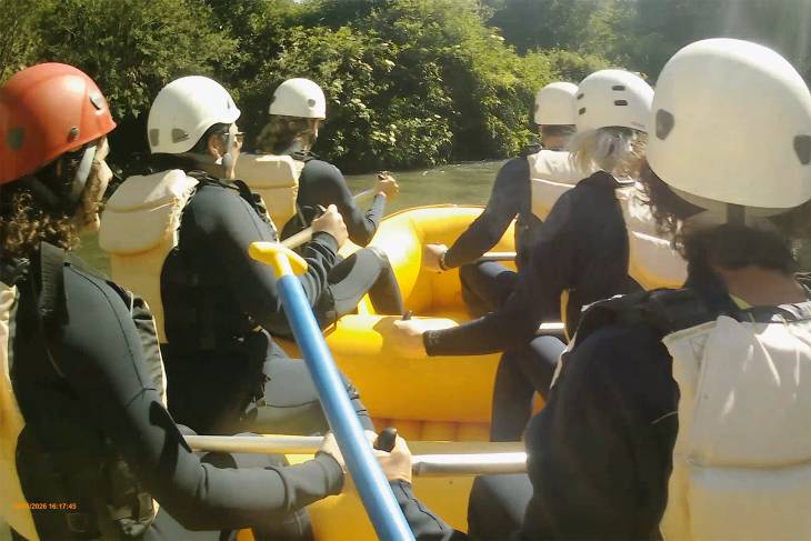 Toeristen in raft op de Nera
