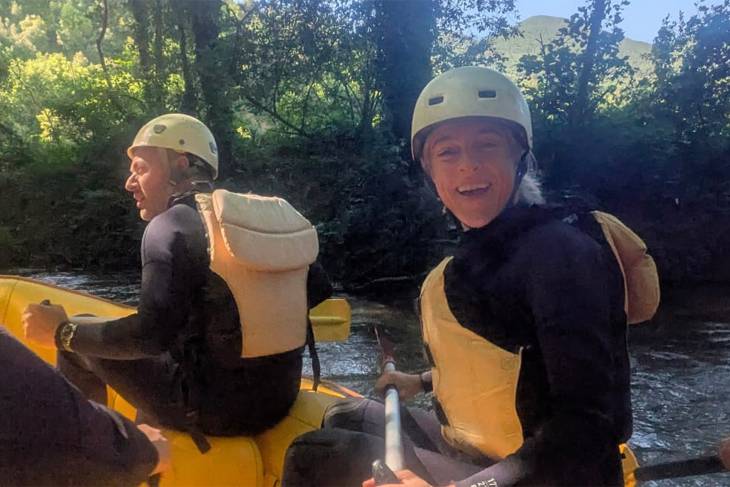 Liesbeth op de raft