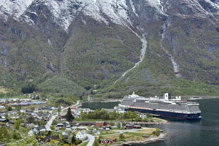 De Rotterdam in de haven van Eidfjord