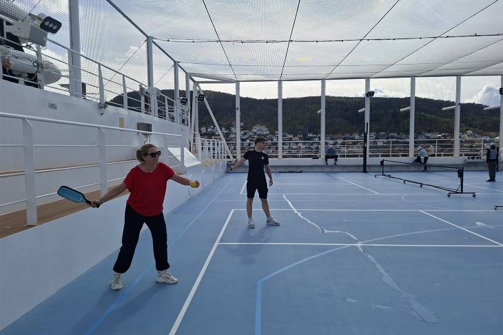 Pickle Ball aan boord van de Rotterdam