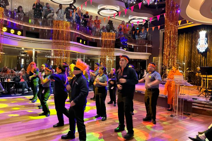 Oranje feest aan boord van de Rotterdam