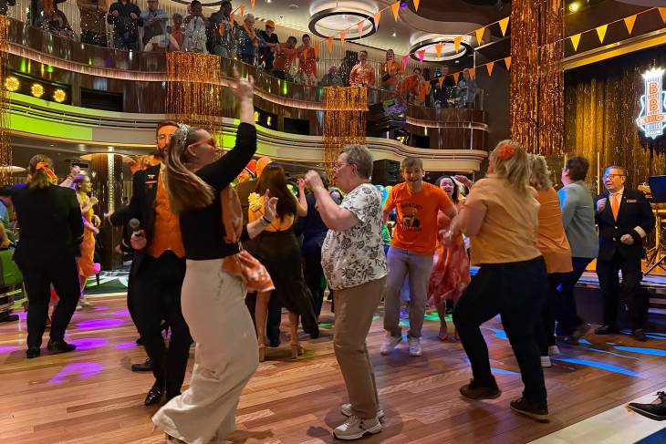 Dansvloer tijdens oranje feest op de Rotterdam