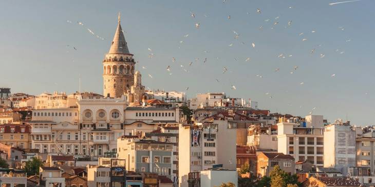 Voor haar naar Istanbul? Of liever dichtbij huis zoeken…
