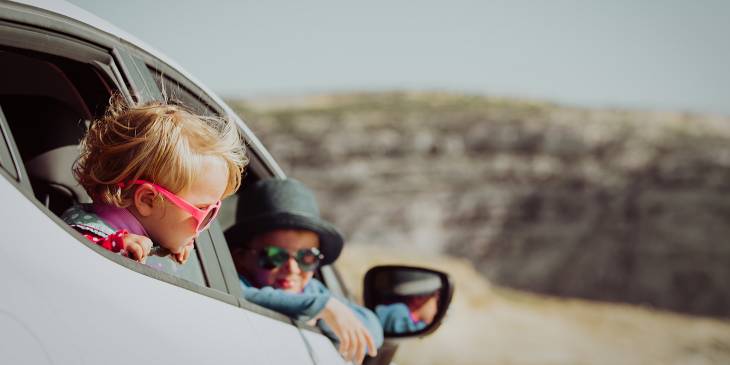 Kinderen in auto
