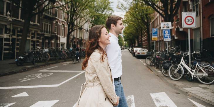 Stel wandeling door Amsterdam
