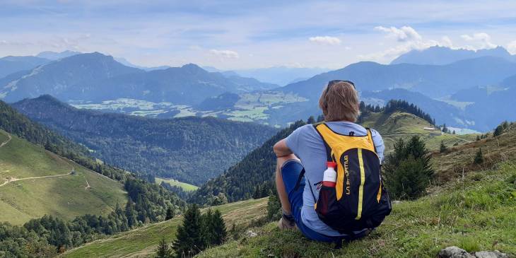 Wandelen hiken vergezicht bergen Tirol Oostenrijk