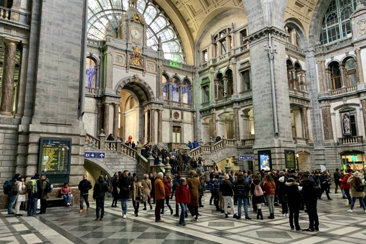 Antwerpen-Centraal ligt aan het centrum vast.