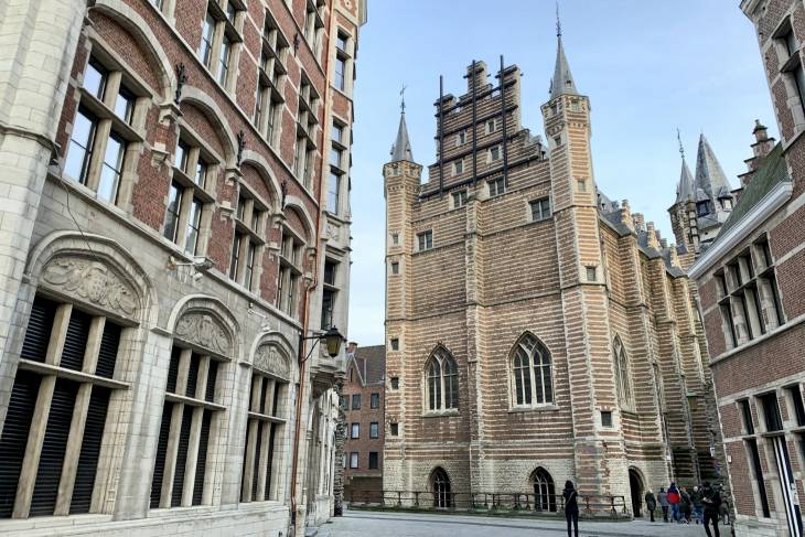 Het Vleeshuis zit op loopafstand van de Grote Markt.