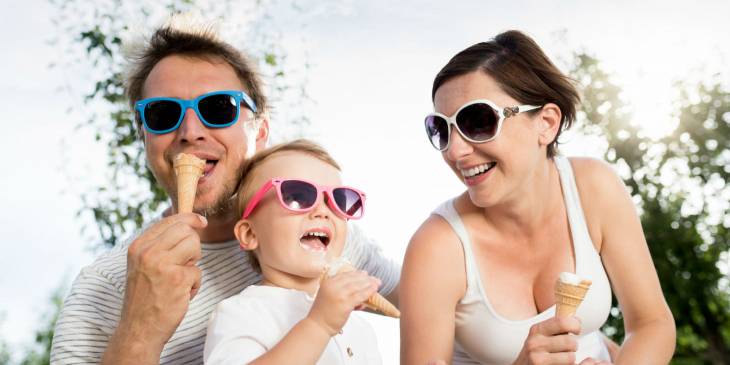 Familie ijs eten