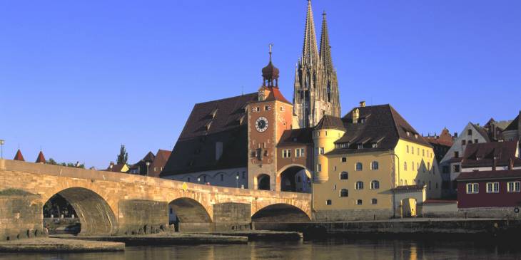 Brug en kathedraal van Regensburg.